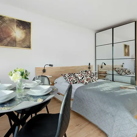 شقة Beige And Grey In With Balcony Close To The By Renters *