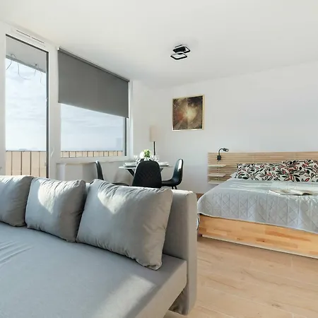 Beige And Grey In With Balcony Close To The By Renters 格但斯克