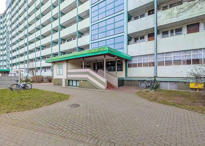 公寓 Beige And Grey In With Balcony Close To The By Renters