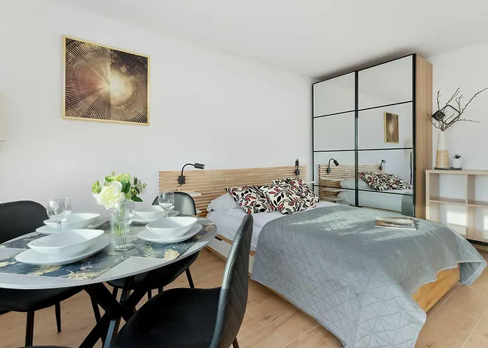 公寓 Beige And Grey In With Balcony Close To The By Renters *