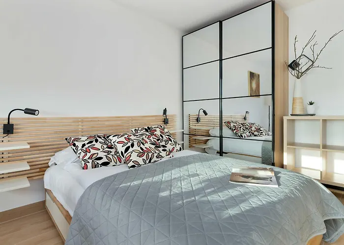 公寓 Beige And Grey In With Balcony Close To The By Renters