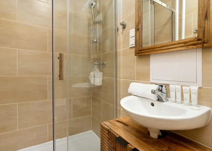 公寓 Beige And Grey In With Balcony Close To The By Renters