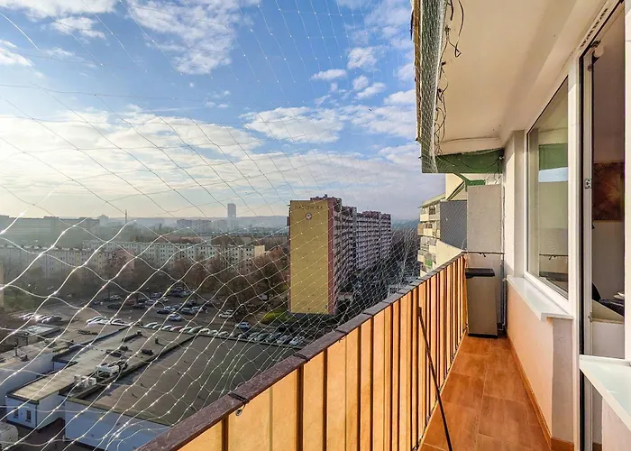 Beige And Grey In With Balcony Close To The By Renters Lejlighed
